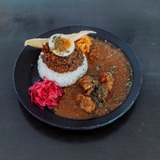 チキンカレーと郡上味噌キーマカレーのあいがけカレー