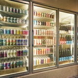 店舗裏には国内外のビールがならぶ