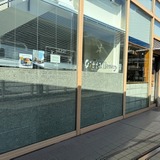 ペデストリアンデッキから見た店舗外観