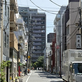 四ツ目通りを曲がるとすぐ、黄金湯の看板が目に入る