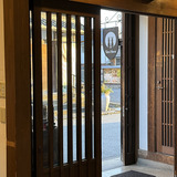 店内から外を望む