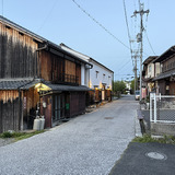 白い壁の建物が「TWO RABBITS BREWING BEER HOUSE」