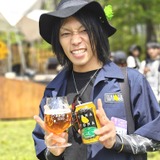 ビール片手に超宴を楽しむ参加者の方々
