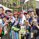 ビール片手に超宴を楽しむ参加者の方々