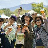 ビール片手に超宴を楽しむ参加者の方々