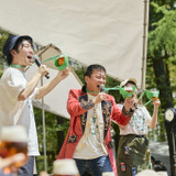 開会式でみんなと乾杯するてんちょさん