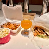 「Kebab Chefs ケバブ シェフス 渋谷」で、ケバブサンドとケバブポテトを買って持ち込み（ポップコーンは店舗メニューより）