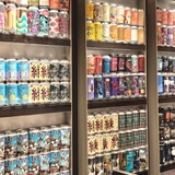 缶ビールのディスプレイ
