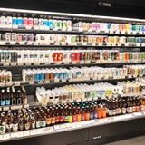 約220種類の缶ビールが常時展開されています