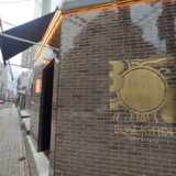 入口脇の壁には金のロゴ
