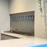 壁面に設置された10個のタップ