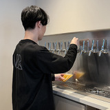 ビールを注ぐ光山店長