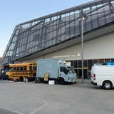 会場前にはフードトラックが並ぶ