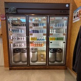 缶ビールが並んだ冷蔵ケース