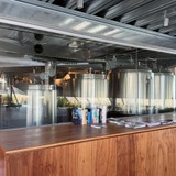 ガラス越しに見える醸造タンク