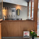 カウンター。サインがおしゃれ。