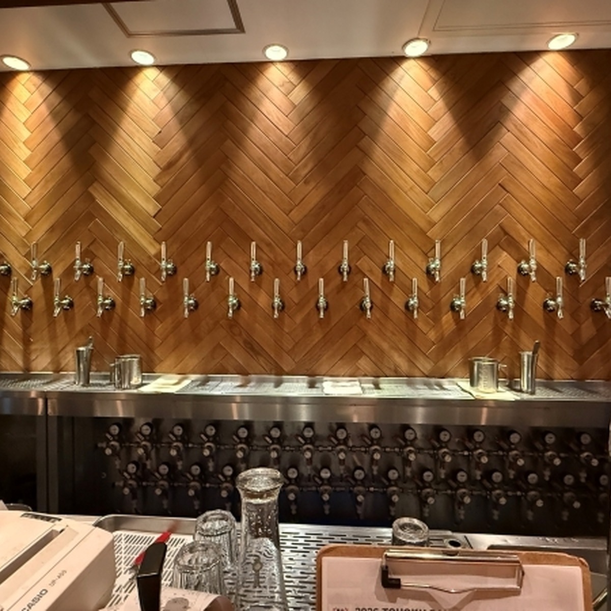 「CRAFT BEER SERVER LAND AKASAKAMITSUKE」では31タップが並ぶ