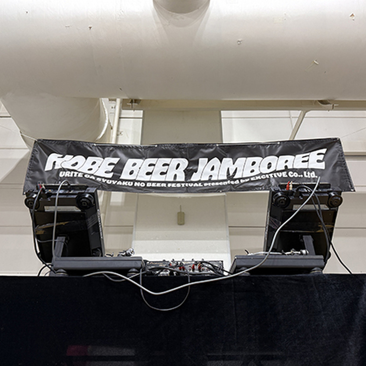 会場内のステージ