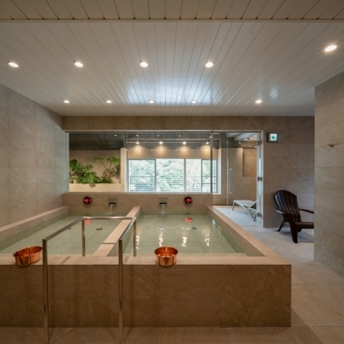 左）温風呂、右）水風呂