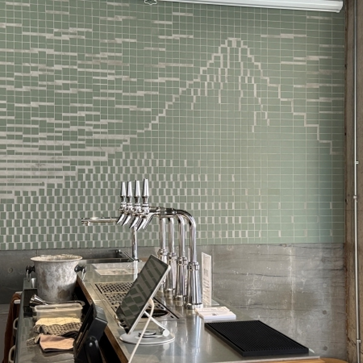 タップと富士山デザインのタイルアート