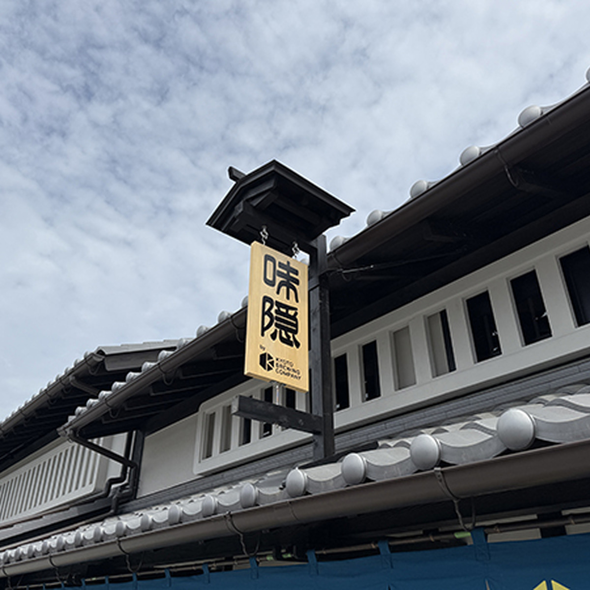 屋根上の看板