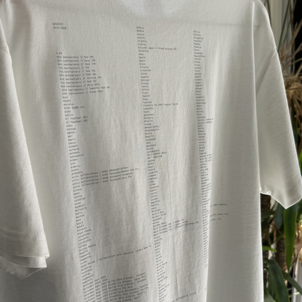 10周年記念Tシャツ。バックプリントはこれまで登場したビール名がびっしり