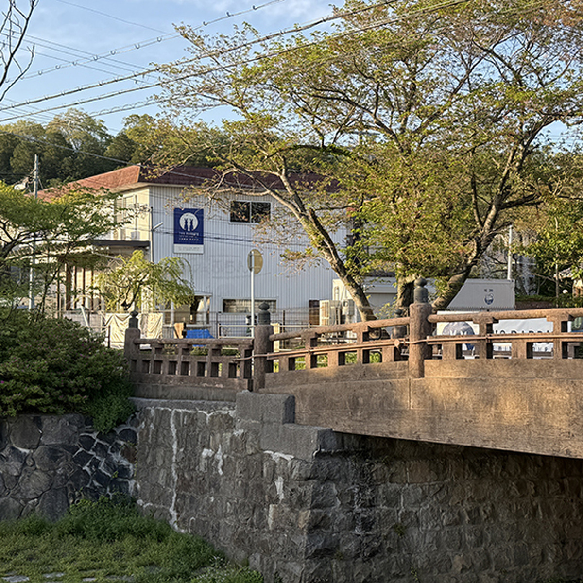 店舗側から醸造所を望む