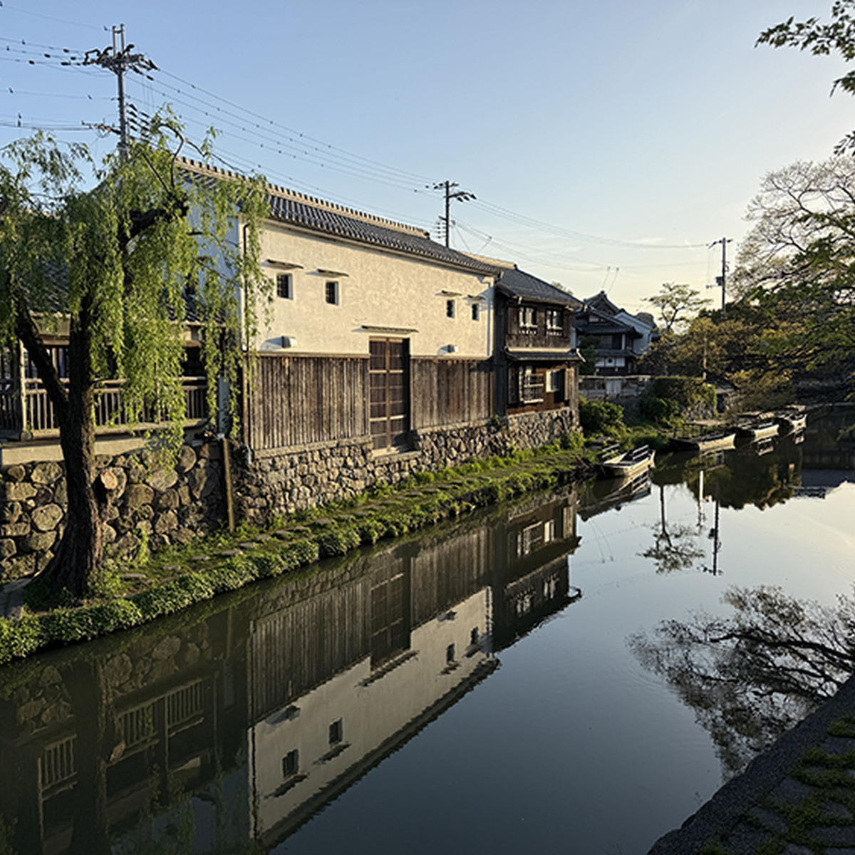 醸造所前から店舗を望む