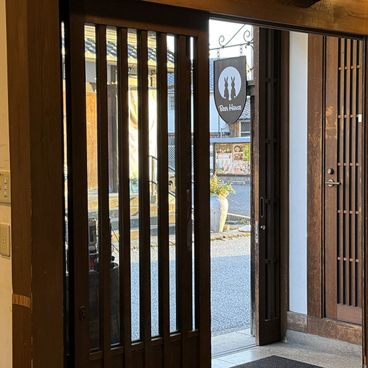 店内から外を望む