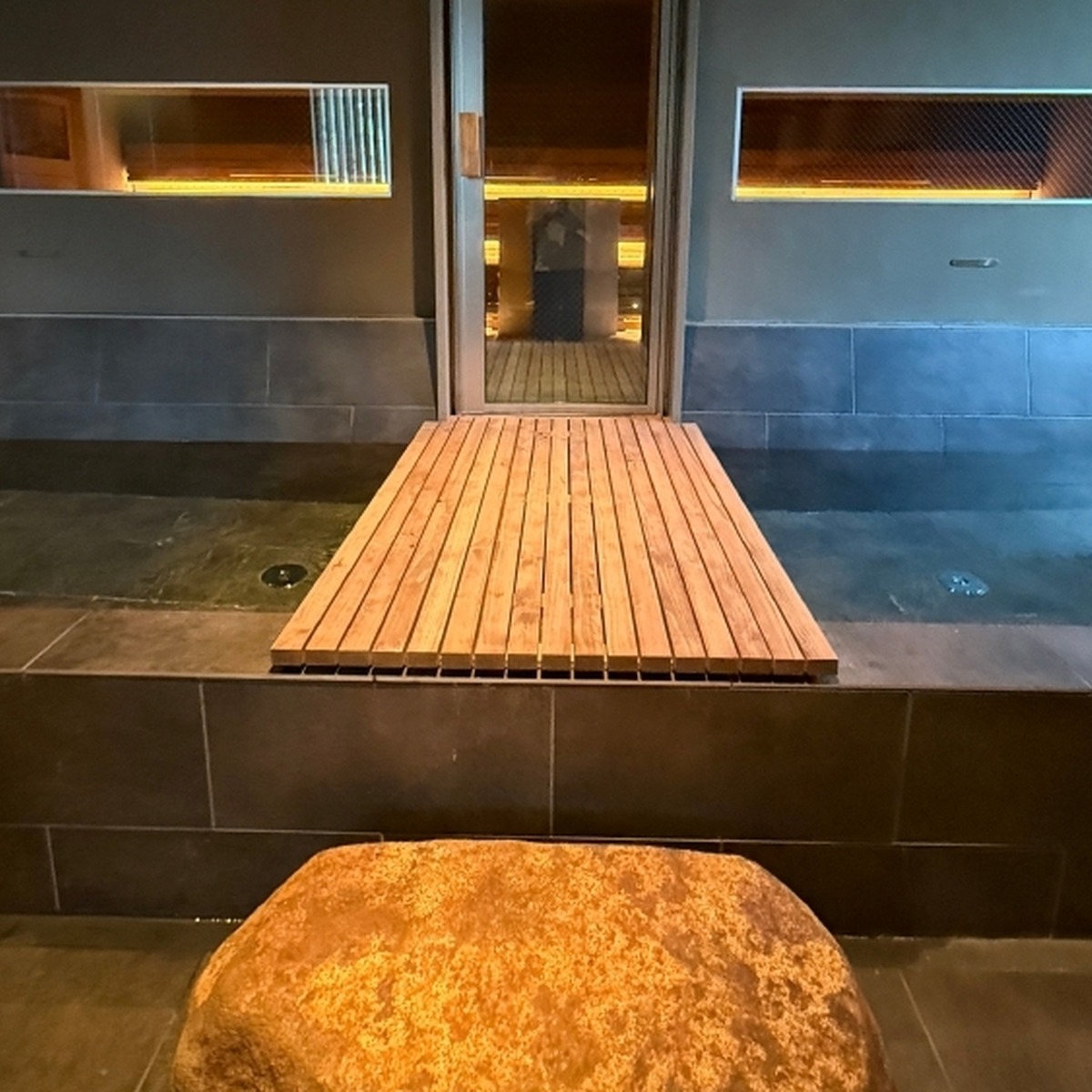 2階浴場（左：水風呂、右：温風呂、正面奥：サウナ室）