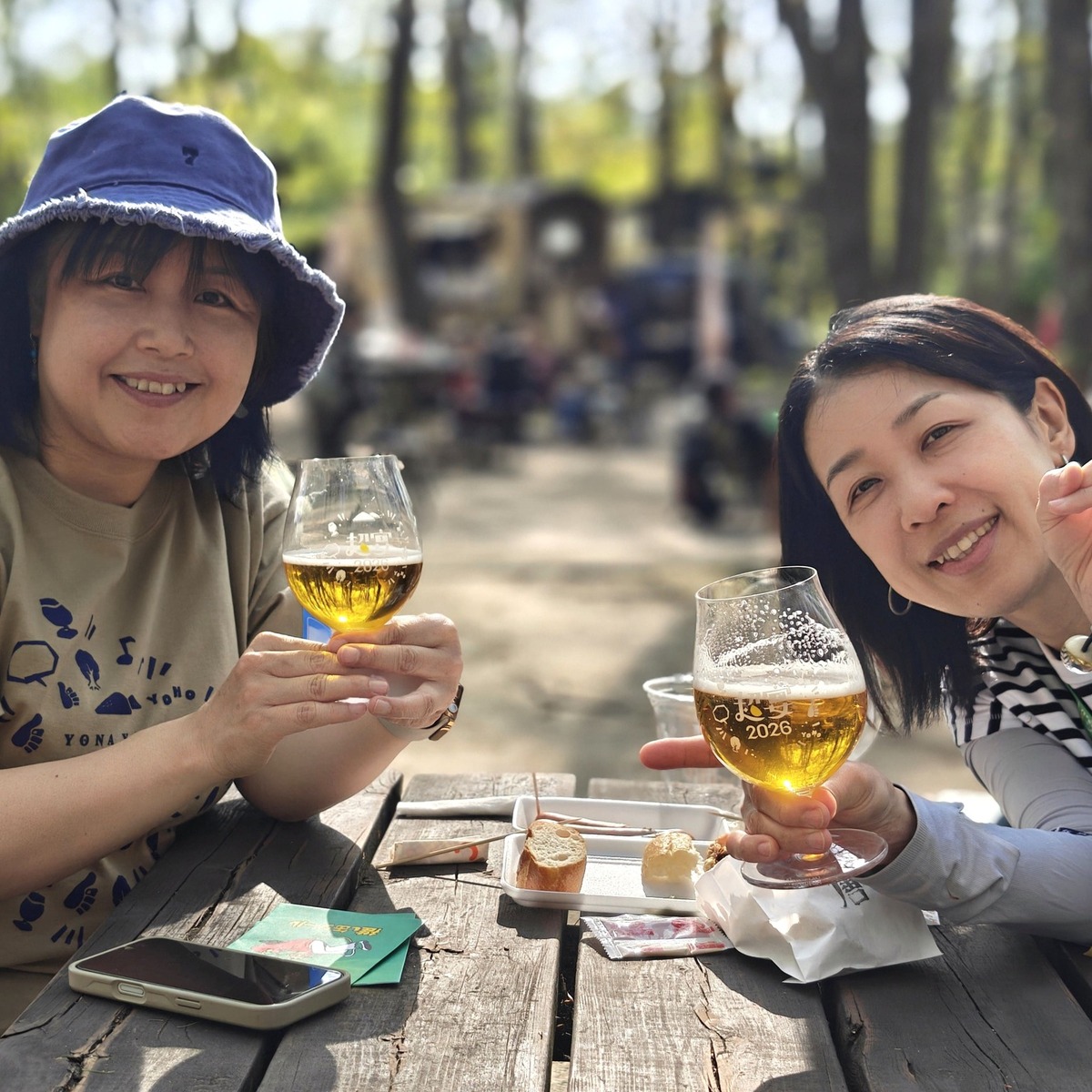 ビール片手に超宴を楽しむ参加者の方々