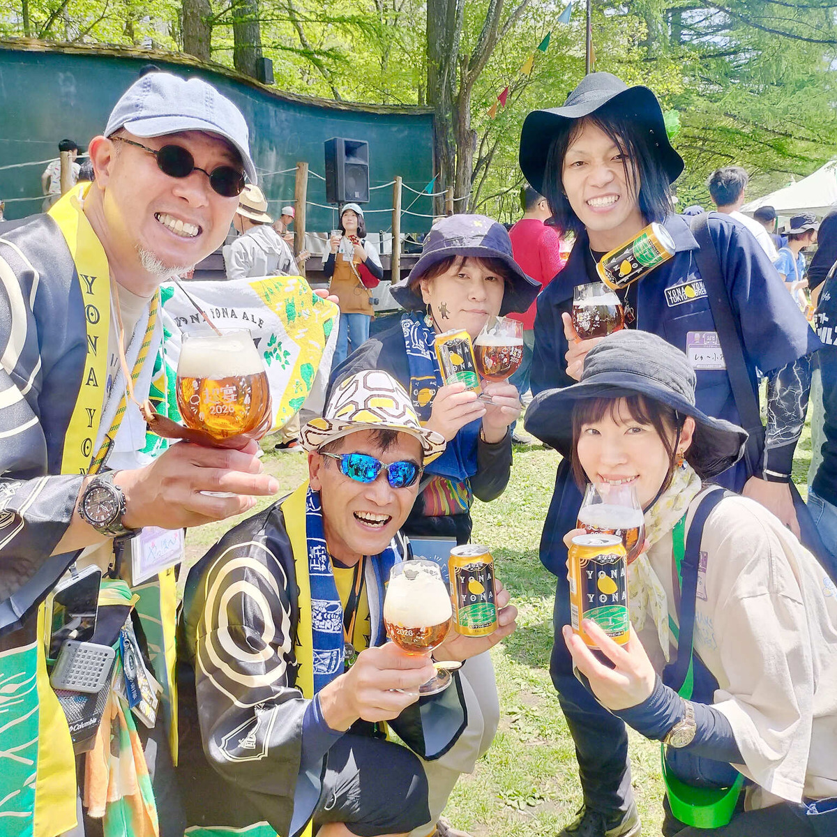 ビール片手に超宴を楽しむ参加者の方々