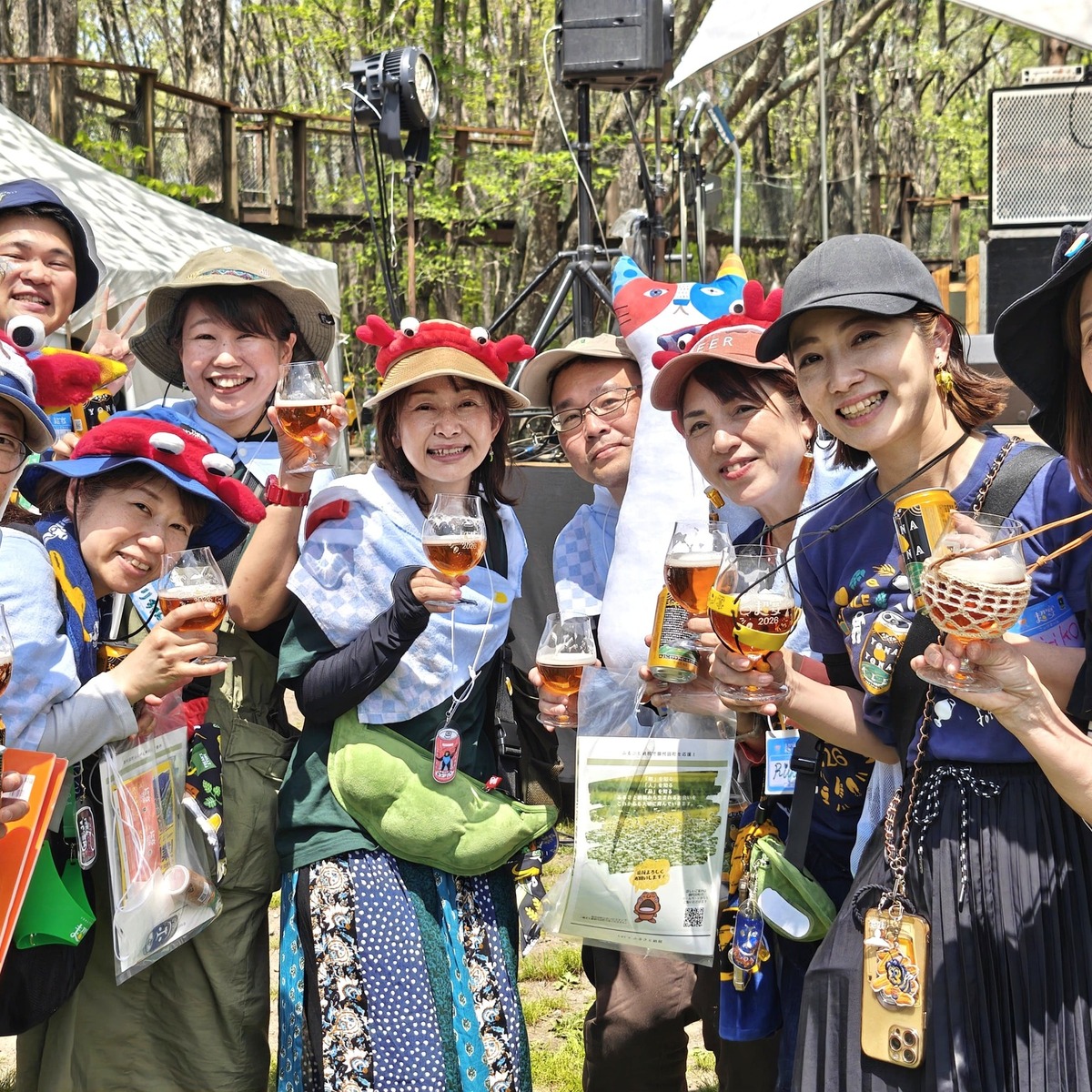 ビール片手に超宴を楽しむ参加者の方々