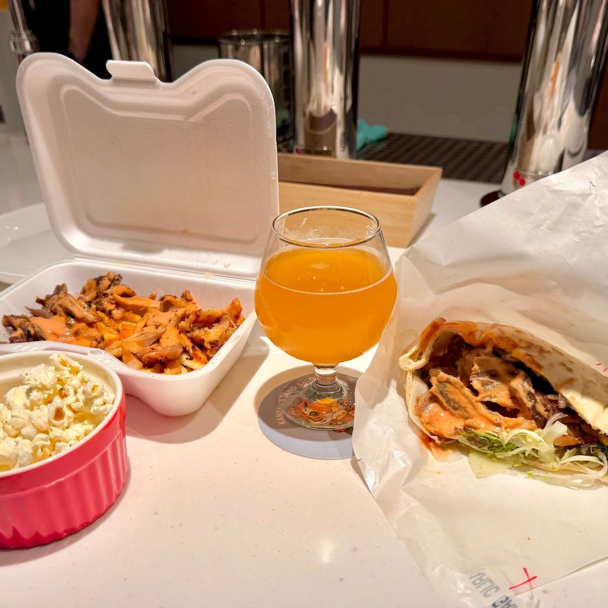 「Kebab Chefs ケバブ シェフス 渋谷」で、ケバブサンドとケバブポテトを買って持ち込み（ポップコーンは店舗メニューより）