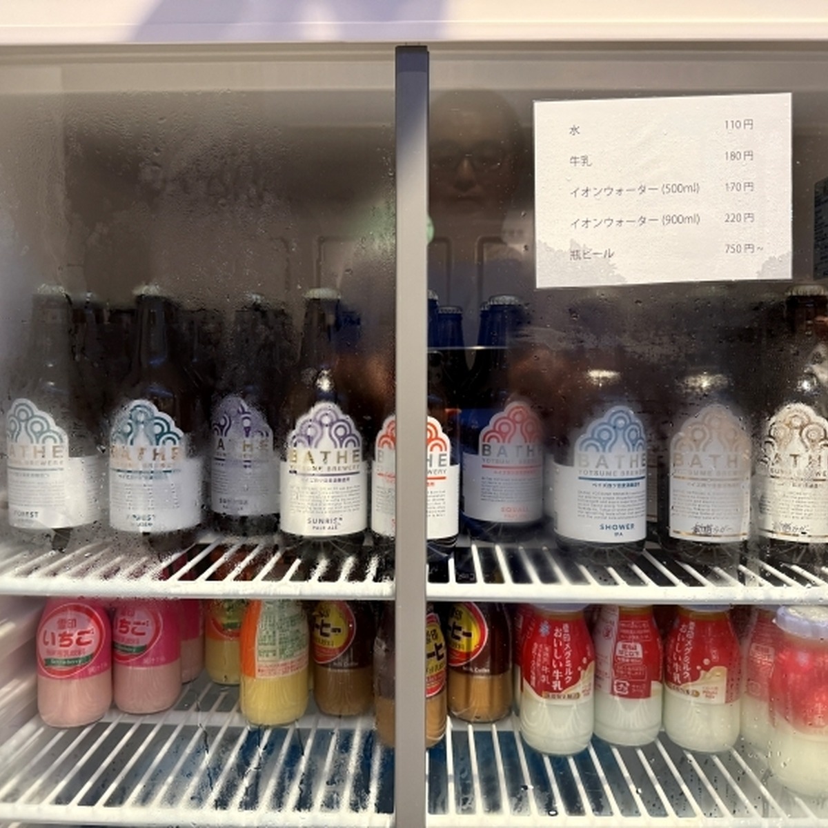 瓶ビールのほか、銭湯といえばの瓶の牛乳やコーヒー牛乳も完備