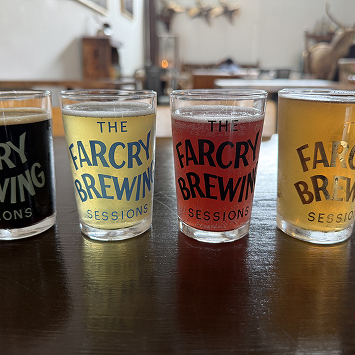 BEER FLIGHT：左から、Haus Black、Field Note、Soft Hours、Chamomile Weiss