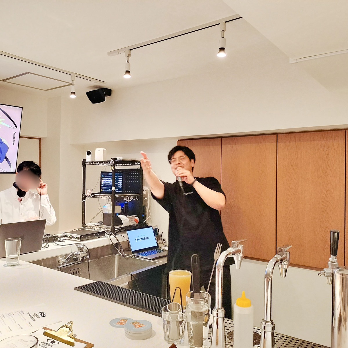 新生「Crypto Beer」ブランドについて参加者にプレゼンする漢那さん