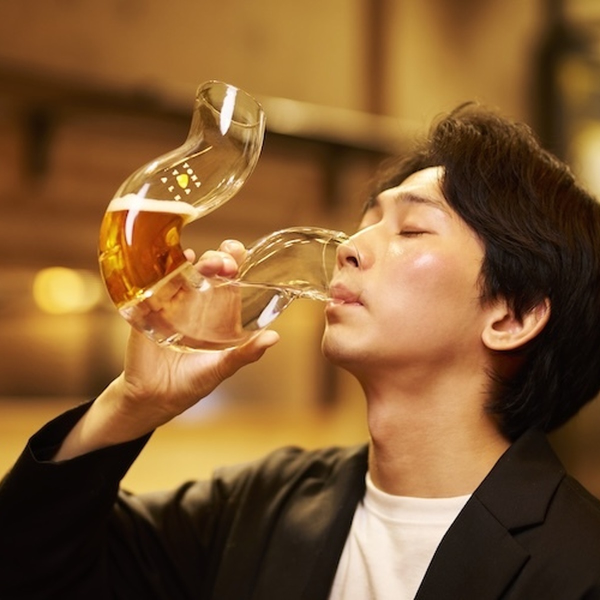 「ビールだけ飲むと倒れるグラス」ってなに！？強制的に水を飲ませる適正飲酒グッズが気になる