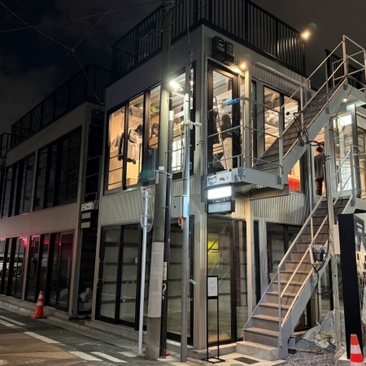 店舗外観（夜）