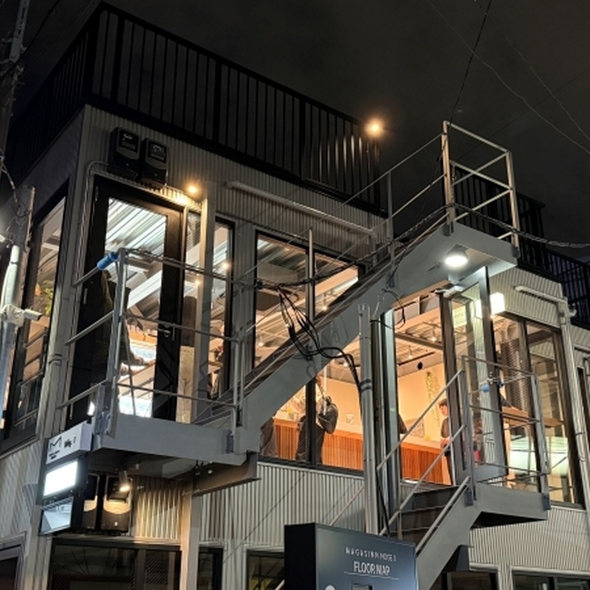 店舗外観（夜）