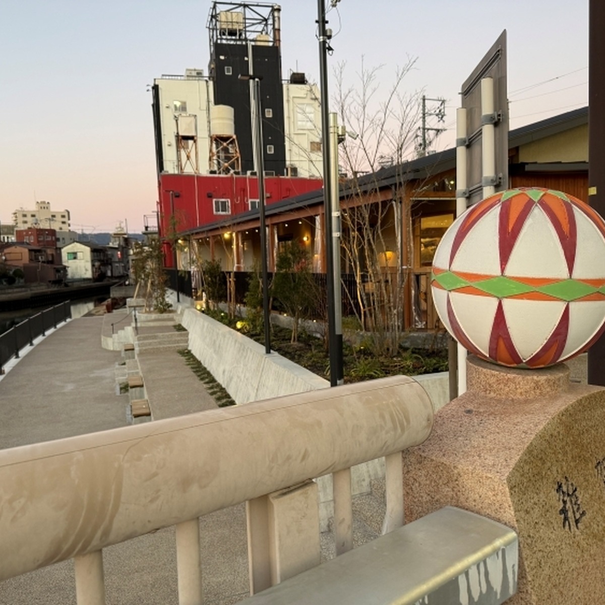 雑賀橋からみた帝国座テラス