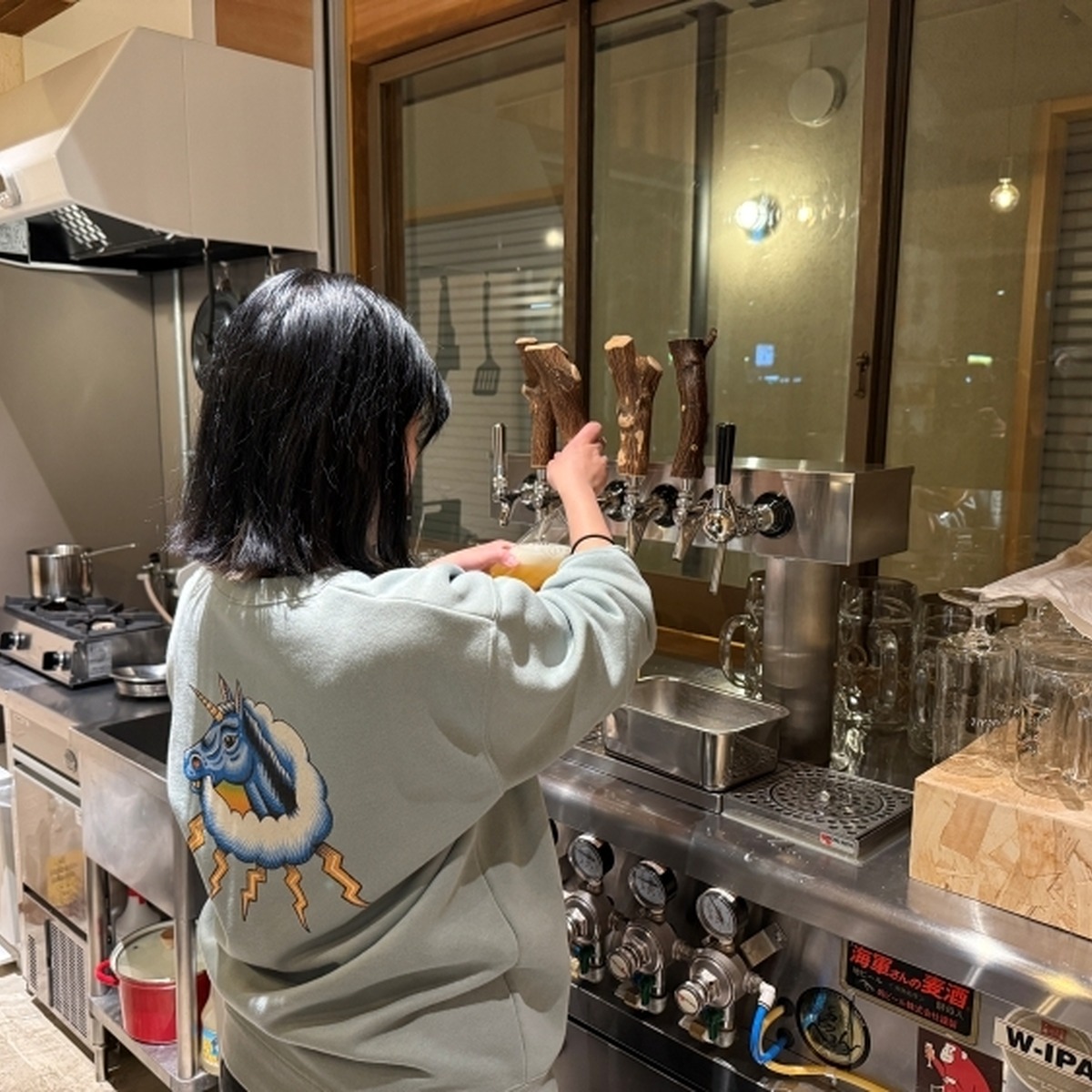 ビールを注ぐ店長の“土佐っ子”さん（橋本さん）