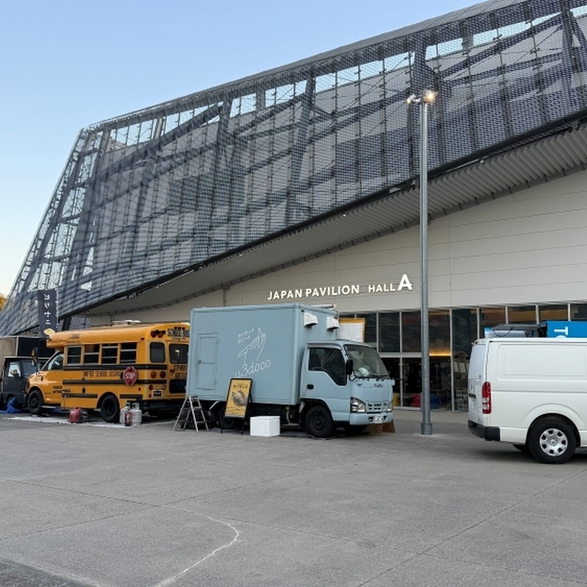 会場前にはフードトラックが並ぶ