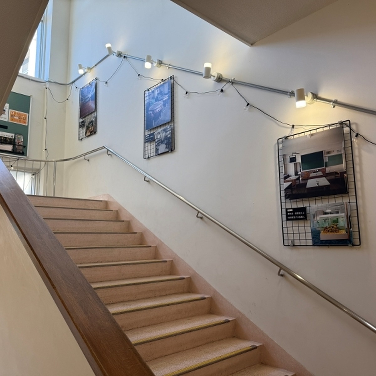 2階へと続く階段