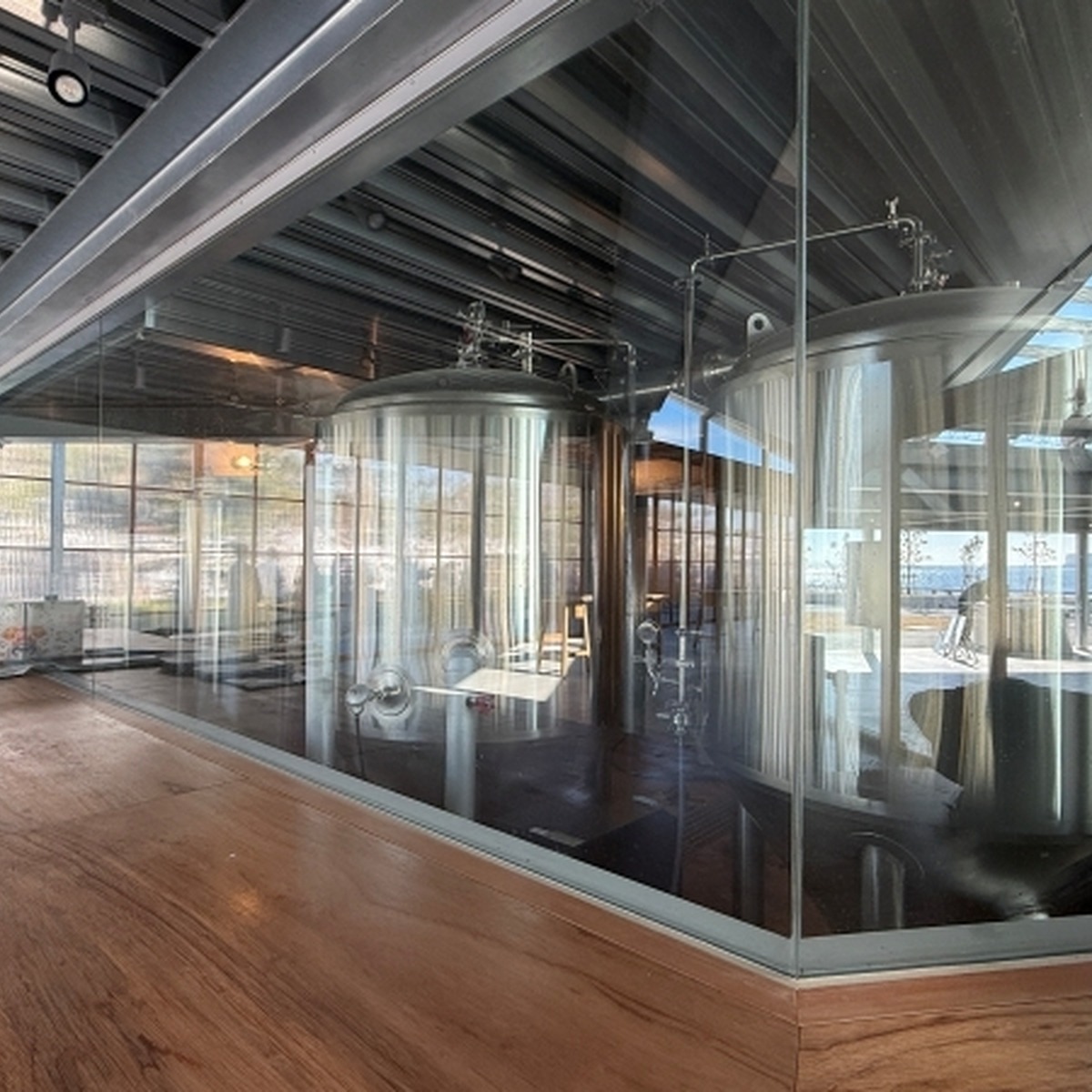 ガラス越しに見える醸造タンク