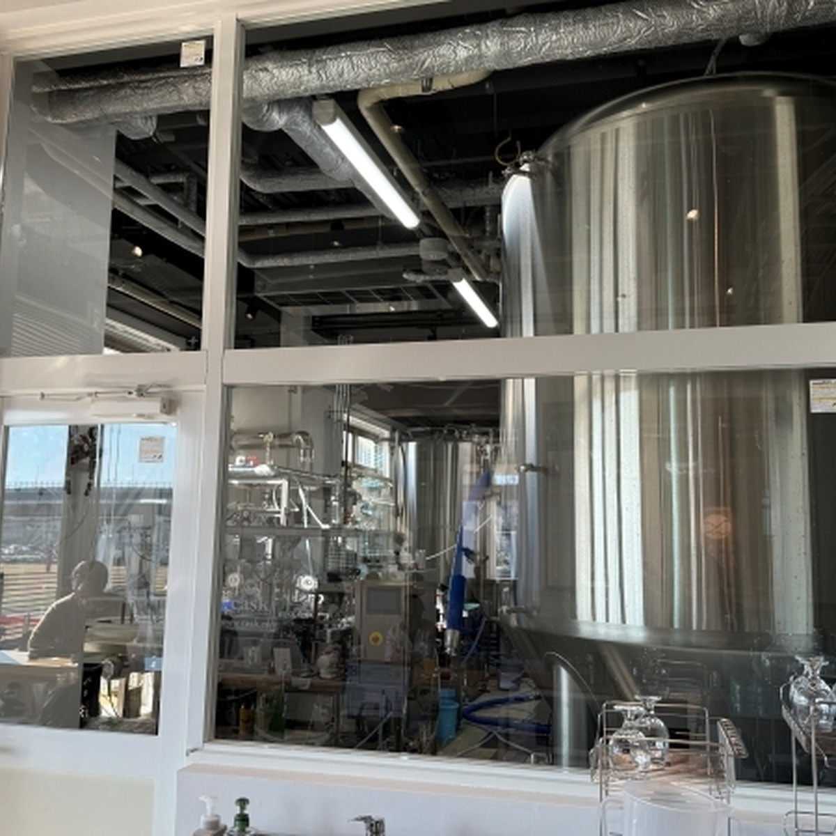 ガラス越しにみえる醸造タンク
