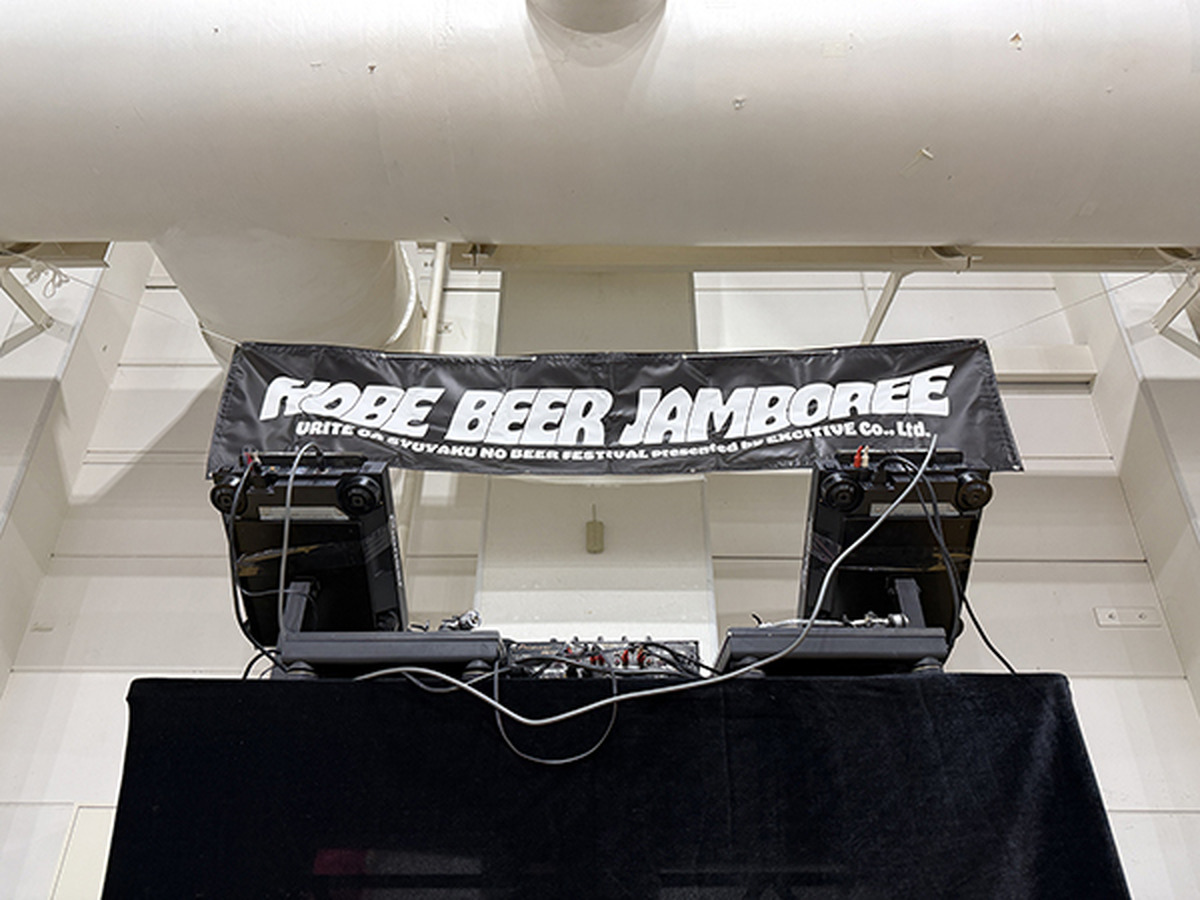 会場内のステージ